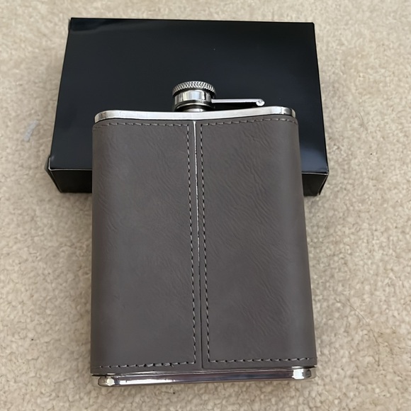 Woodway Golf Club Leatherette Flask New Canaan Connecticut - Picture 3 of 6